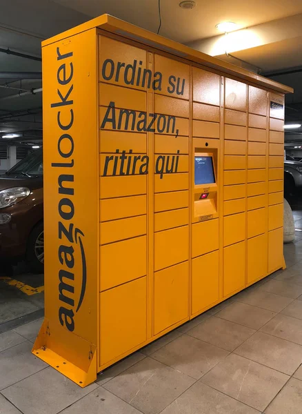 Porto San Giorgio Italië Oktober 2018 Amazon Locker Levering Pakket — Stockfoto