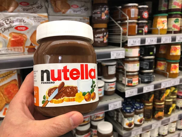 BOLOGNA, ITÁLIA - FEVEREIRO, 2019: Frasco de Nutella dentro de super mercado — Fotografia de Stock