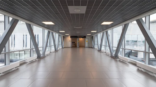 Vnitřní pohled na moderní letištní koridor. — Stock fotografie