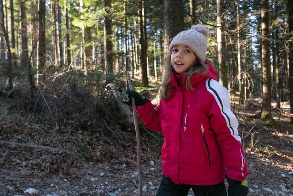 冬天走在树林里的小女孩肖像画 — 图库照片