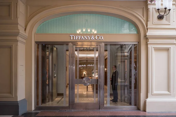 Moskova - Circa Mayıs, 2018: Tiffany dükkanı içinde tarihi Gum Department Store. Gum, eski Sovyetler Birliği'nin birçok şehrinde ana mağazadır. 1893 yılında inşa edilmiştir..