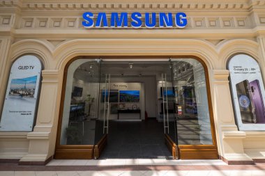 Moskova - Circa Mayıs, 2018: Tarihi Gum Mağazası içinde Samsung dükkanı. Samsung, Merkezi Samsung Town, Seul'de bulunan Güney Koreli çok uluslu bir holding şirketidir..