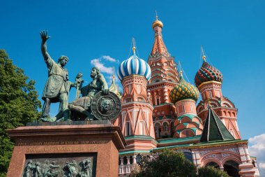 Minin ve Pozharsky Anıtı ve Gündüz Kızıl Meydan'da Aziz Basil Katedrali. Moskova, Rusya Federasyonu.