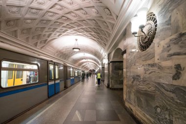 Moskova - Çerkez mayıs, 2018: Kurskaya Metro istasyonu. Dünyanın en ünlü metro istasyonlarından biri. Moskova metrosu 1938'de açıldı..