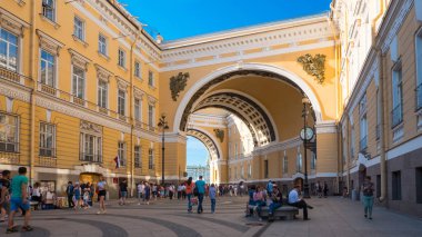 Saint Petersburg - Mayıs 2018: Genelkurmay Binası Kemeri, St. Petersburg, Rusya. Bina, Hermitage Müzesi'nin önünde, Saray Meydanı'nda yer almaktadır..