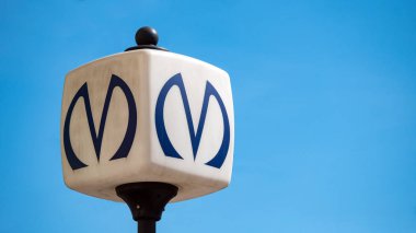 Saint Petersburg - Circa Mayıs 2018: Bulutlu mavi gökyüzüne karşı metro için Yeraltı işareti M.