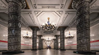 Saint Petersburg - Mayıs 2018: Avtovo metro istasyonu salonu. Mimar Yevgenii Levinson tarafından tasarlanan bu hat, 15 Kasım 1955'te ilk Leningrad metro hattının bir parçası olarak açıldı..