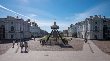 Saint Petersburg - Mayıs 2018: Güneşli bir günde, Smolny Manastırı'nın mimari topluluğunun bir parçası olan çanlı Smolny Katedrali kompleksi.