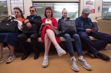 Saint Petersburg - Circa Mayıs 2018: Seyahat ederken metroda metroda metro vagonunda cep telefonu kullanan insanlar. 