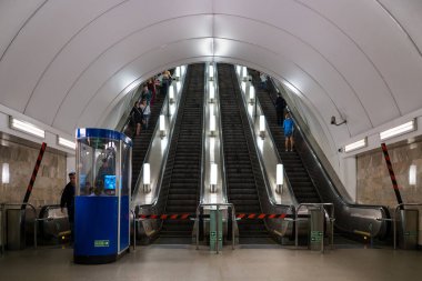Moskova - Circa Mayıs 2018: Metro istasyonunda yürüyen merdiven kullananlar. Moskova metrosu 1938'de açıldı..