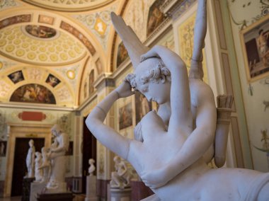 Saint Petersburg, Rusya - Mayıs 2018: Hermitage Müzesi'nde Antonio Canova'nın Cupid'in Kiss neoklasik heykeli yle Hayata Döndürüldü.