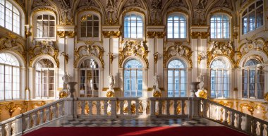 Saint Petersburg - Çerkez mayıs, 2018: Merdivenli Kış lık Saray iç görünümü - Hermitage. 