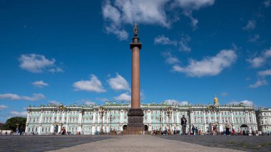 Saint Petersburg - Mayıs 2018 civarı: Saray meydanı ve mavi gökyüzüne karşı Hermitage.