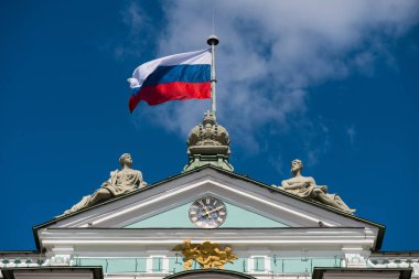 Kış Sarayı'nda Rus bayrağı - Hermitage. Saint Petersburg, Rusya Federasyonu.