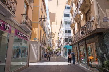 Granada, İspanya - Haziran, 2018: Gündüz şemsiyeile şehir merkezinde sokak manzarası.
