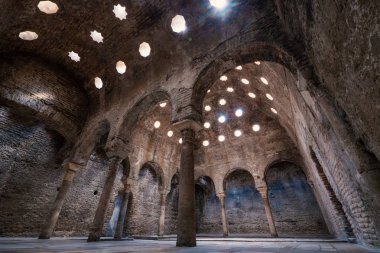 Granada, İspanya - Circa Haziran, 2018: Arap Hamamları El Banuelo'nun iç görünümü.