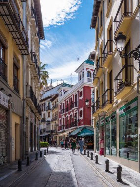 Granada, İspanya - Circa June, 2018: Şehirdeki tipik caddenin görünümü.
