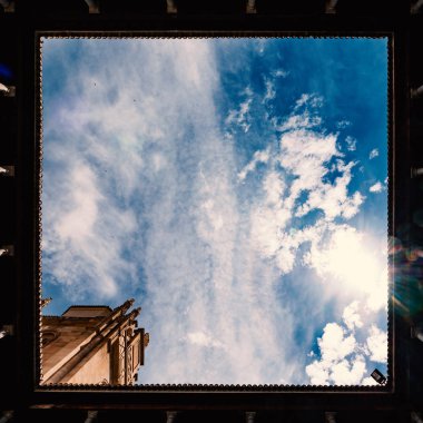 Granada, İspanya - Haziran 2018: Rönesans ve Barok şehir Hastanesi Gerçek kompleksi içinde Patio de los Marmoles.