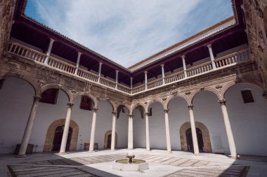 Granada, İspanya - Haziran 2018: Rönesans ve Barok şehir Hastanesi Gerçek kompleksi içinde Patio de los Marmoles.