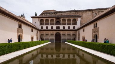 Granada, İspanya - Haziran 2018: Alhambra Sarayı su çeşmesi manzarası, Granada Unesco sitesi , Endülüs.