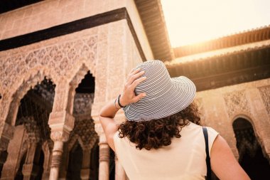 Alhambra Sarayı'nın içine bakan turist kadın. Granada Unesco sitesi , Endülüs.