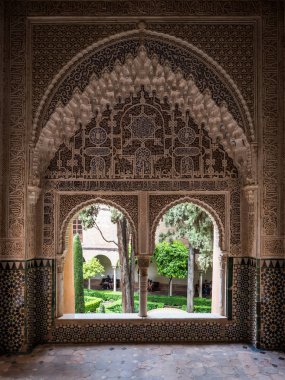 Granada, İspanya - Haziran 2018: Alhambra Sarayı'nın iç mekan pencereleri ve duvar detayı, Granada Unesco sitesi , Endülüs.