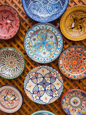 Renkli dekoratif seramik tabaklar.