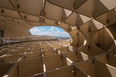 Sevilla, İspanya - Haziran 2018: Alman mimar Jurgen Mayer tarafından tasarlanan ve Nisan 2011'de tamamlanan Mavi Gökyüzüne Karşı Metropol Parasol.