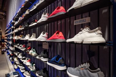 Dubai - Ekim 2018: Adidas spor ayakkabı fuarı