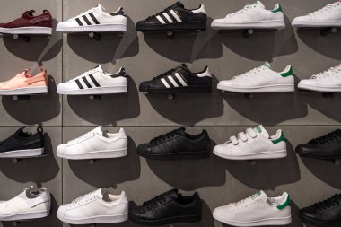 Dubai - Ekim 2018: Adidas spor ayakkabı fuarı