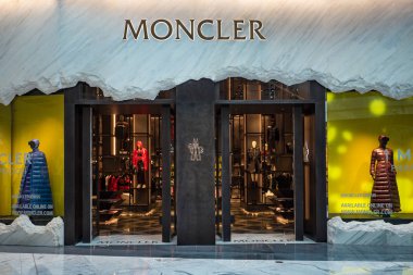 Dubai - Ekim 2018: Dubai Mall içindeki Moncler moda mağazasının dış görünümü. Moncler 1952 yılında kurulan bir İtalyan giyim üreticisi ve yaşam tarzı markasıdır.