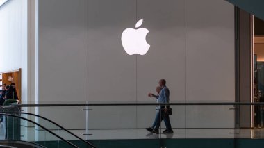 Dubai - Ekim 2018: Alışveriş Merkezi'nde yeni Apple Store'a giren müşteriler.