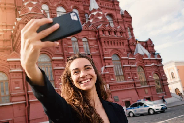 Feliz retrato sorridente de uma jovem mulher na Praça Vermelha, Moscovo. Beauti... — Fotografia de Stock