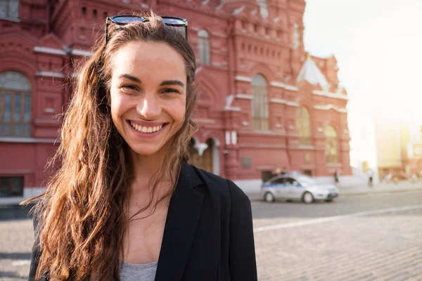 Glad leende ung kvinna porträtt i Röda torget, Moskva. Beauti — Stockfoto