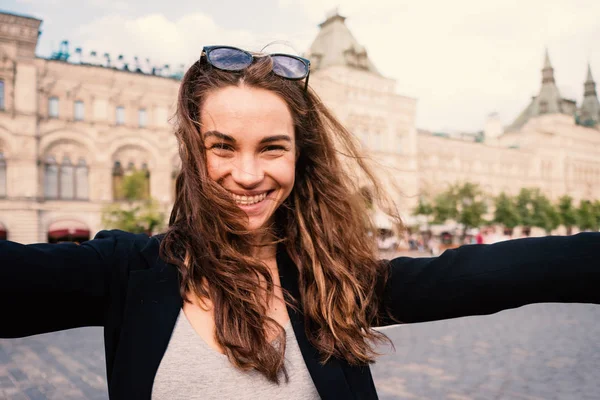 Feliz retrato de una joven sonriente en la Plaza Roja, Moscú. Beauti. — Foto de Stock