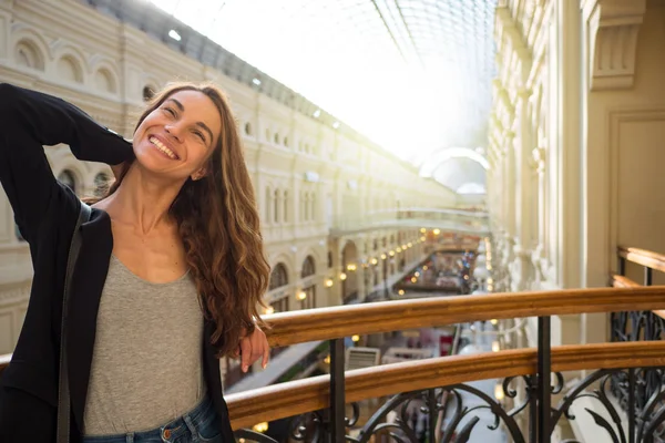 Szczęśliwy Uśmiechnięty Młody Kobieta Portret Wewnątrz Gum Department Store Moskwie — Zdjęcie stockowe