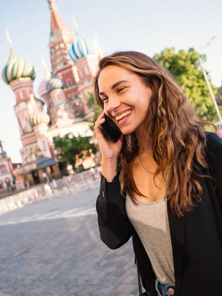 Sonriente retrato de mujer joven hablando por teléfono en la Plaza Roja —  Fotos de Stock