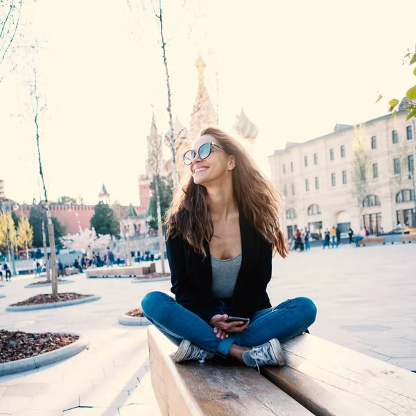 Jovem Bela Mulher Retrato Relaxante Livre Sentar Banco Dia Ensolarado — Fotografia de Stock