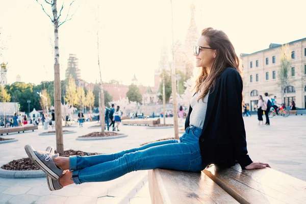 Ung Vacker Kvinna Porträtt Avkopplande Utomhus Sitta Bänk Solig Dag — Stockfoto