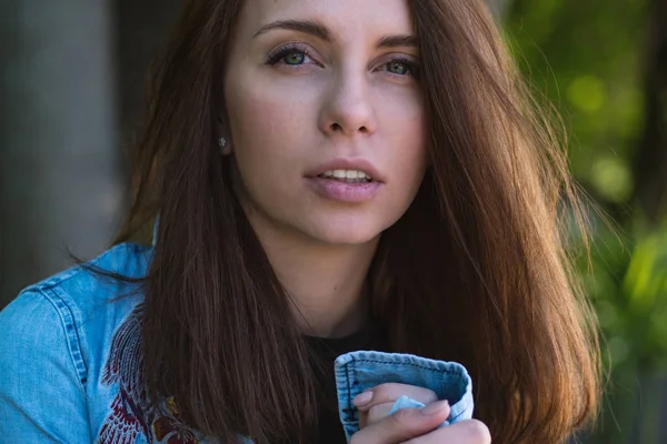 Intense portrait en gros plan de jeune belle femme en plein air dans un — Photo