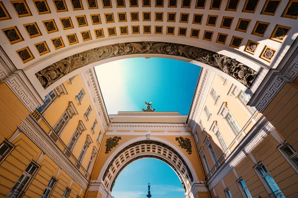 一般的なスタッフの建物のアーチ サンクトペテルブルク ロシア 建物はエルミタージュ美術館の正面 宮殿広場に位置しています — ストック写真