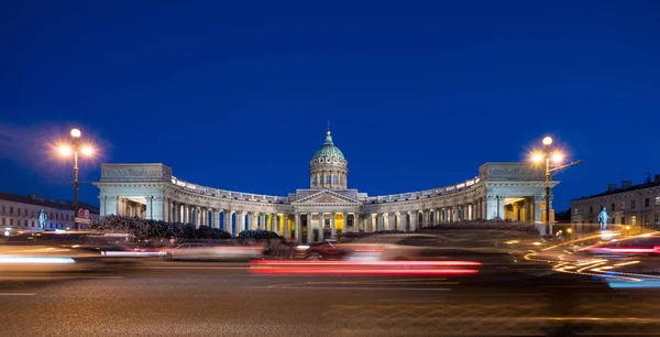 Kazan Katedralen Nevskij Prospekt Vita Nätter Med Trafik Sankt Petersburg — Stockfoto