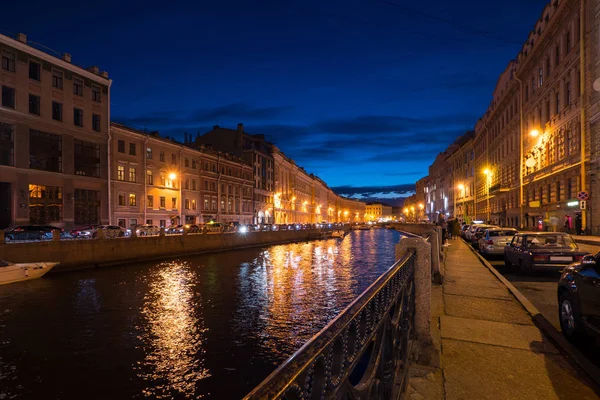 莫伊卡河在夜晚的蓝色小时与照明的老建筑和清澈的蓝天 圣彼得堡 俄罗斯 — 图库照片