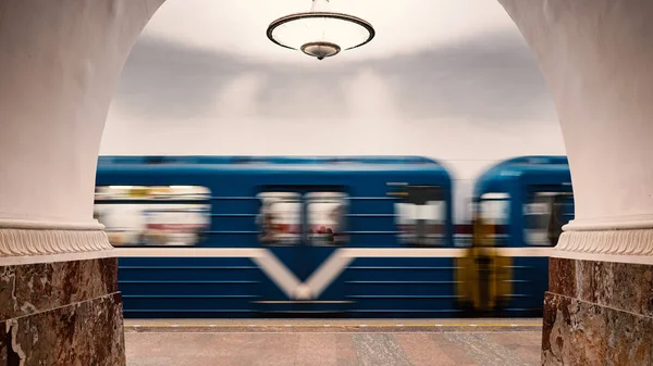 Bahn Station Innenansicht Mit Fahrendem Zug — Stockfoto