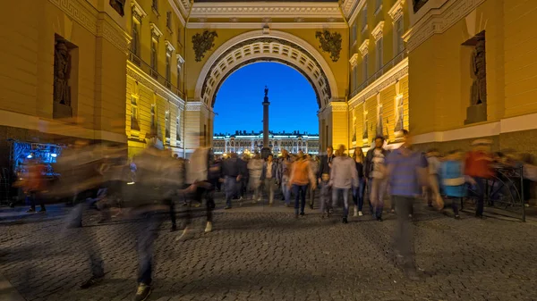 Gente Frente Arco Del Estado Mayor Por Noche San Petersburgo — Foto de Stock