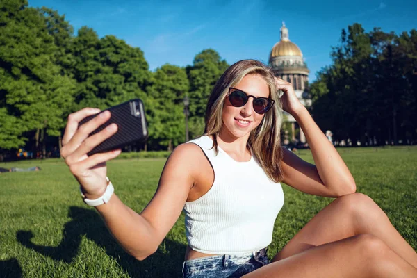 Młoda Piękna Kobieta Portret Telefonu Komórkowego Selfie Zdjęcie Zewnątrz Parku — Zdjęcie stockowe