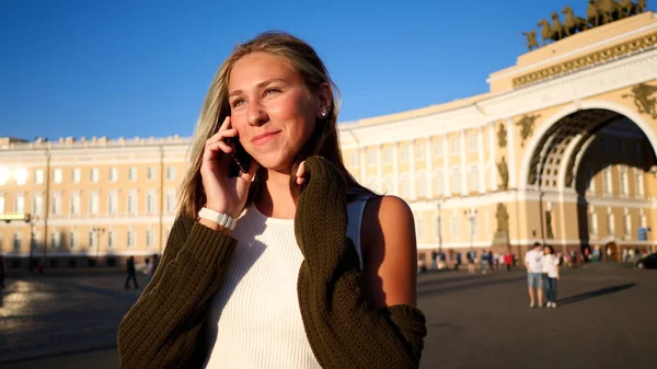 Młoda Piękna Kobieta Bliska Portret Rozmawia Przez Telefon Świeżym Powietrzu — Zdjęcie stockowe