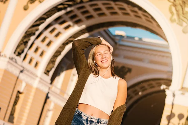 在一个阳光明媚的日子里 年轻美丽的女子微笑着在皇宫广场近照了肖像 真正的生活方式时刻被捕捉 俄罗斯圣彼得堡 — 图库照片