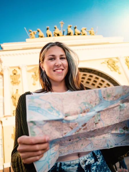 Młoda Piękna Kobieta Bliska Portret Odkryty Placu Palace Patrząc Mapę — Zdjęcie stockowe