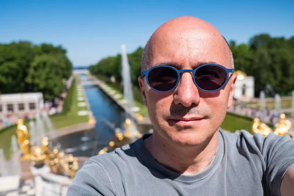 Arka Planda Peterhof Büyük Çağlayanı Olan Orta Yaşlı Adam Selfie — Stok fotoğraf